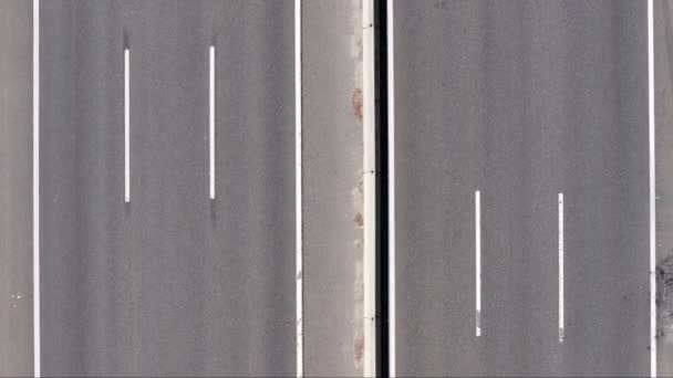 6車線の高速道路を走行するドローンビュー 上下ビュー — ストック動画