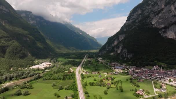 Wolny Lot Dronem Przez Szczyty Dolomitu Austrii — Wideo stockowe