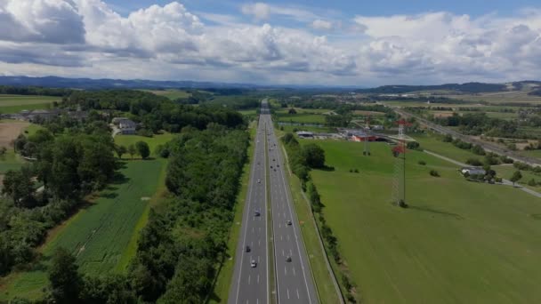 Luchtfoto Terugtrekken Van Een Drukke Zesbaans Autobahn — Stockvideo