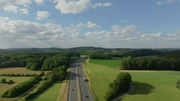 Drone Bilder Österrikisk Motorväg Med Vindkraftverk Och Sommar Grönska — Stockvideo