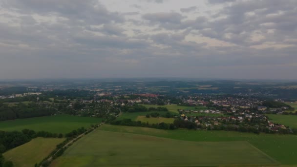 Zdjęcia Dronów Filmowych Małego Niemieckiego Miasteczka Zmierzchu Pokazujące Domy Ulice — Wideo stockowe