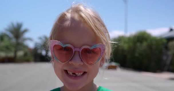 Close Uma Menina Anos Sorrindo Sem Dentes Frontais Usando Óculos — Vídeo de Stock
