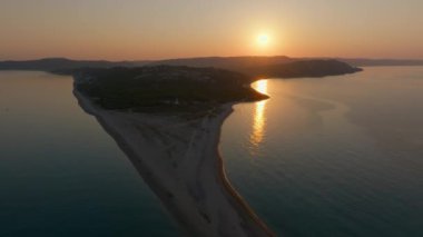 İnsansız hava aracı şafak vakti denize çekilerek yavaş yavaş Possidi Cape ve Yunanistan 'ın Halkidiki kentinde yalnız bir yatı gözler önüne serdi.