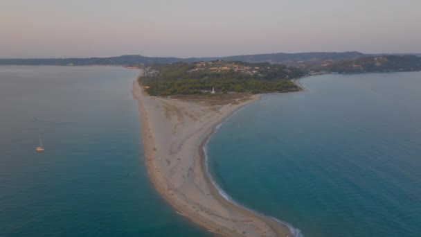 ギリシャのハラキキの砂のストレッチを明らかにするために戻って飛行ドローンを持つポシディ岬の空中撤退の景色 — ストック動画