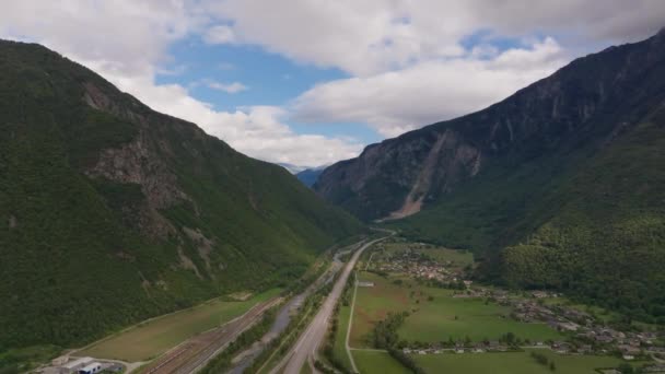 Повітряні Кадри Вигнутої Дороги Через Пишну Зелену Альпійську Ущелину Австрії — стокове відео