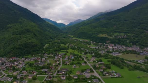 Eine Drohne Steigt Auf Und Fängt Ein Alpendorf Ein Das — Stockvideo