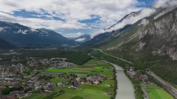 Dron Movimiento Hacia Adelante Captura Pueblo Montaña Los Dolomitas Envuelto — Vídeo de stock