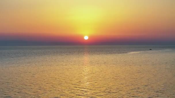 Εναέρια Πλάνα Που Αποτυπώνουν Την Ομορφιά Ενός Ηλιοβασιλέματος Πάνω Από — Αρχείο Βίντεο