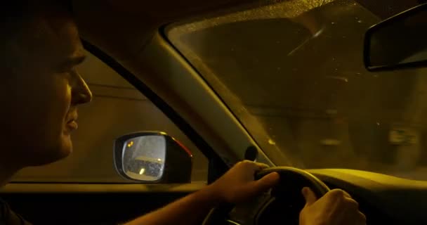Kafkasyalı Bir Sürücünün Yüzünü Ara Sıra Bir Tünelin Içindeki Işıklarla — Stok video