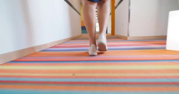 Gambe Della Persona Che Camminano Vibrante Tappeto Strisce Steadicam Seguente — Video Stock