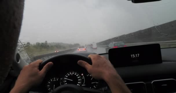 Fahrersicht Auf Autobahn Bei Regen Mit Scheibenwischern — Stockvideo