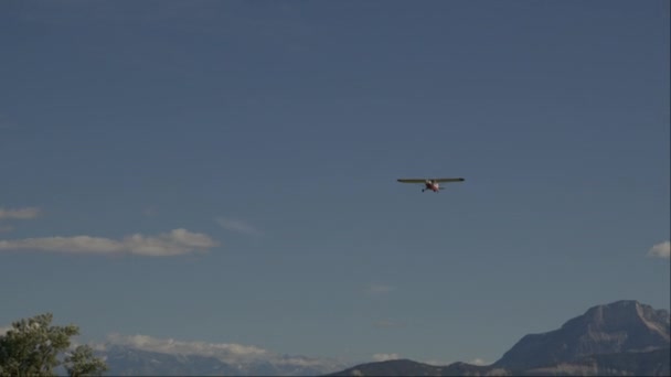 Samolot Szybowcowy Wznoszący Się Przed Pasmem Górskim Pod Błękitnym Niebem — Wideo stockowe
