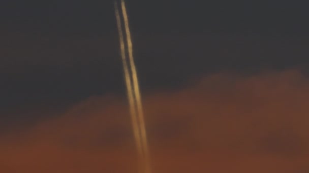 Реактивный Самолет Ярким Светом Фоне Оранжевого Закатного Неба — стоковое видео