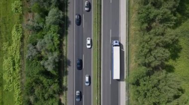Bir Alman otobanında araçların yukarıdan aşağıya doğru görüntüsü, bir şeritte trafik yavaşken diğer şeritte akış var.