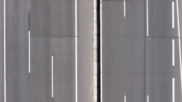 德国六车道高速公路上车辆的空中自上而下的闭合 — 图库视频影像