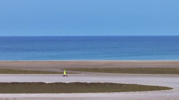 Zdjęcie Lotu Ptaka Pilotującego Jacht Lądowy Gładkich Piaskach Niezakłóconej Plaży — Wideo stockowe