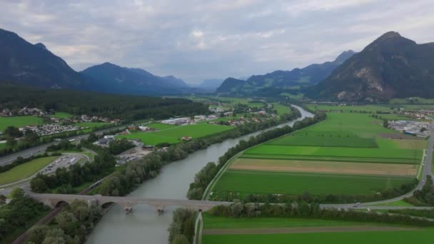 流れる川と緑の畑 ドロミテス オーストリアのスロー映画ドローンの動き — ストック動画