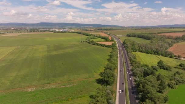 在奥地利的高速公路上俯瞰风景的无人机 — 图库视频影像