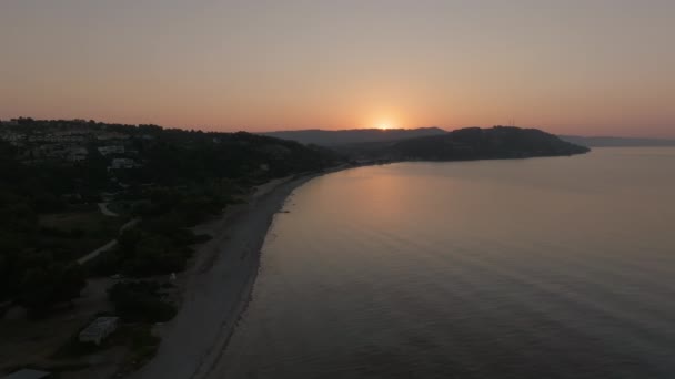 Drohnenaufnahme Von Strand Meer Und Sonnenaufgang Mit Der Silhouette Eines — Stockvideo