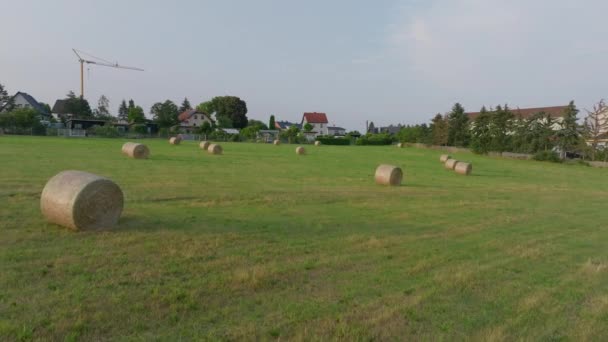 空中录像显示一个安静的村庄 前景一片圆形的干草堆 — 图库视频影像