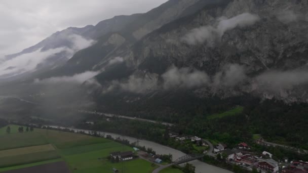 Cesta Dronem Odhaluje Skrytou Horskou Vesnici Přikrytou Mlhou Srdci Dolomit — Stock video