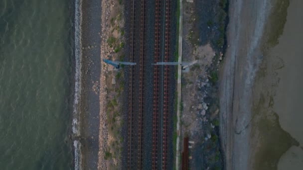 Flygfoto Järnvägskorsning Vid Havet Visar Konvergensen Mellan Spår Med Oländiga — Stockvideo