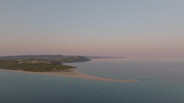 ギリシャのハレキキの緑と砂浜でポシディ岬の航空軌道映像 — ストック動画