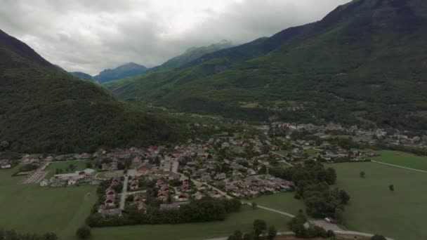 Imágenes Aéreas Pintoresco Pueblo Ubicado Entre Las Montañas Dolomitas Austria — Vídeo de stock