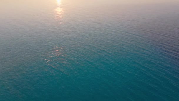 Vue Aérienne Capturant Mer Calme Avec Des Reflets Lever Soleil — Video