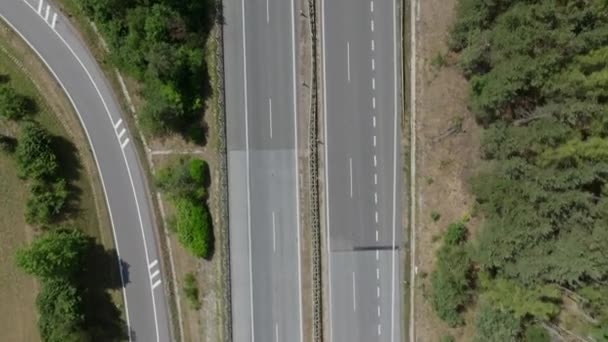 夏にドイツのオートバーンに沿ってスピードを上げる車やトラックのトップダウン空中撮影 — ストック動画