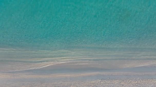 无人机捕捉到了海洋和海滩的水晶般清晰的自上而下的景象 展现了原始的海水和沙滩 — 图库视频影像
