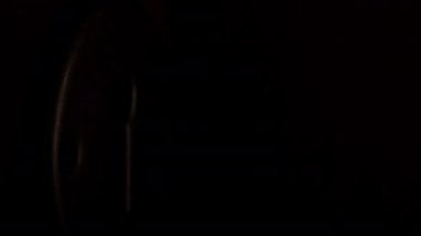 Bir elin, eski moda anahtarı ahşap bir kapının anahtar deliğine sokması, anahtar ve anahtar deliğine odaklanması.