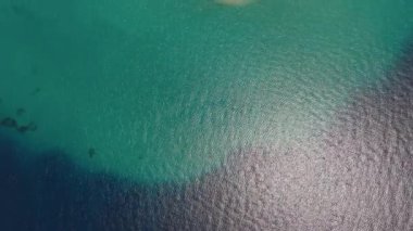 Possidi Burnu, Halkidiki, Yunanistan üzerinde, her iki taraftaki kumlu bölge arasında ilerleyen bir dron,