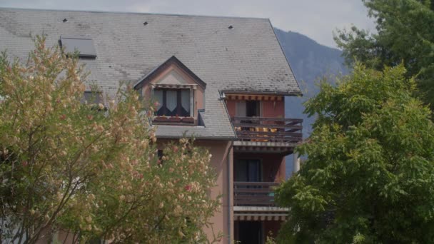 Розовый Дом Франции Балконом Чердачным Окном Окружен Деревьями Заднем Плане — стоковое видео