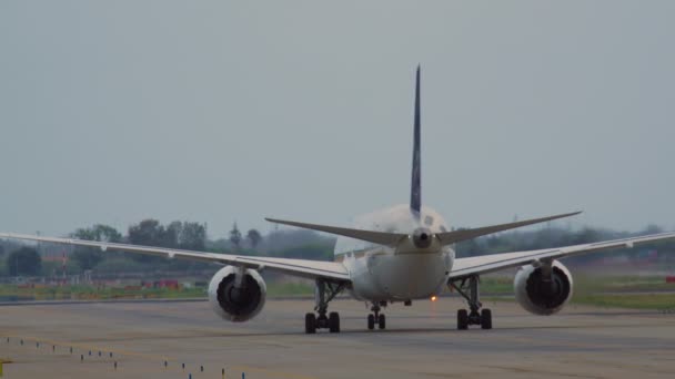 Uçak Arkadan Yakalandı Motorlar Pist Boyunca Ilerlerken Havaalanı Işaretleri Gökyüzü — Stok video