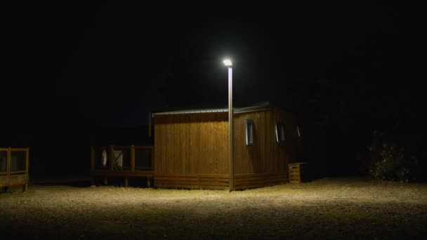 Malý Moderní Venkovský Dům Noci Osvětlený Jasnou Pouliční Lampou Stojící — Stock video