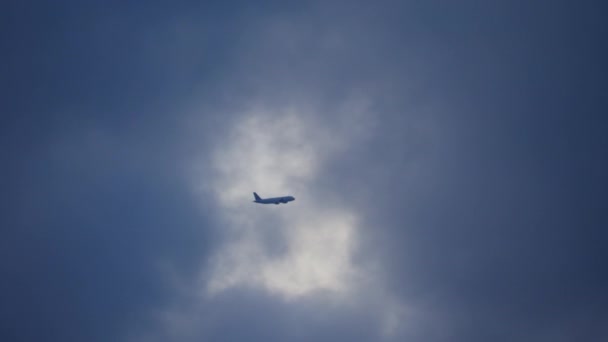 Samoloty Wznoszące Się Przelatujące Kierunku Gromady Gęstych Chmur Niebie Częściowo — Wideo stockowe