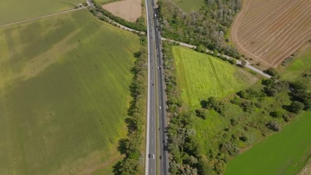 Drone Vertikal Kameravinkel Fanger Motorveien Skille Felt Biler Som Kjører – stockvideo