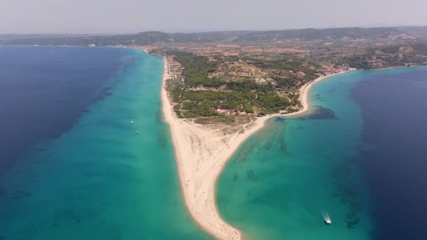 ギリシャのポシディ岬からドローンが飛び 訪問者やボートのグループと海に飛び出した長い砂丘を明らかにします — ストック動画