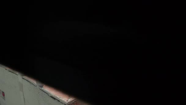 Steigende Schwarze Jalousien Offenbaren Eine Landschaft Aus Terrakottadächern Einem Dichten — Stockvideo