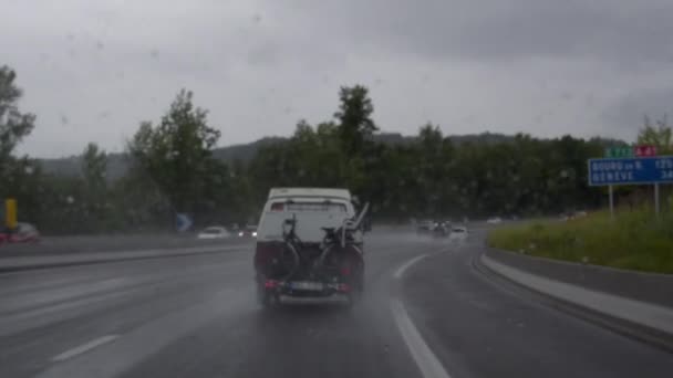 夏の雨のシャワー中に濡れたハイウェイでバックドライブに自転車を搭載したバン — ストック動画