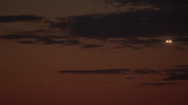 一架飞机正在靠近 在黑暗的天空中 明亮的着陆灯打开了 — 图库视频影像
