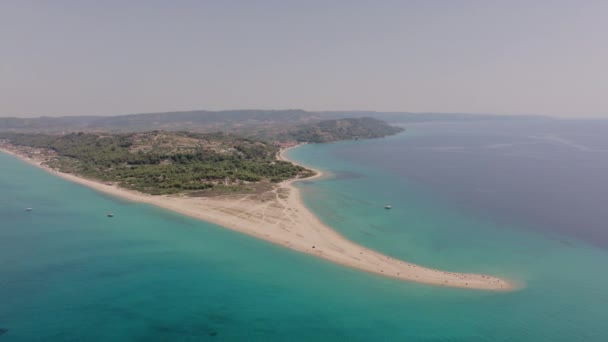 无人驾驶飞机的头顶记录了希腊哈尔基迪基的波西迪角半岛 沙洲周围有清澈的绿水 海岸线沿线有茂密的绿地 — 图库视频影像