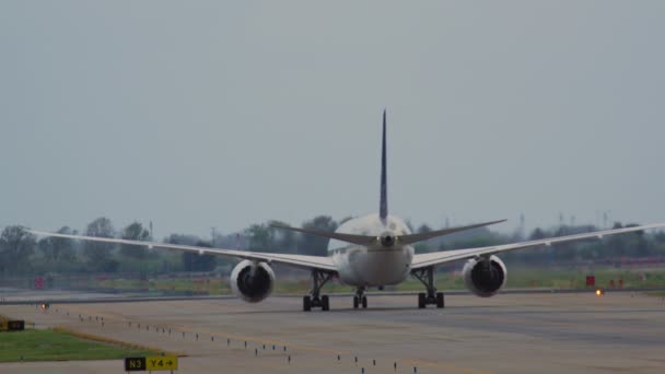 Uçak Planda Kanatları Açık Havaalanı Taksisi Tabelasıyla Piste Inerken Arkadan — Stok video
