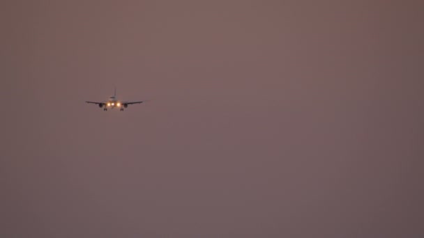 조명과 스트로브가 보이는 항공기 단계를 시작으로 어두운 하늘에서 기동을 — 비디오