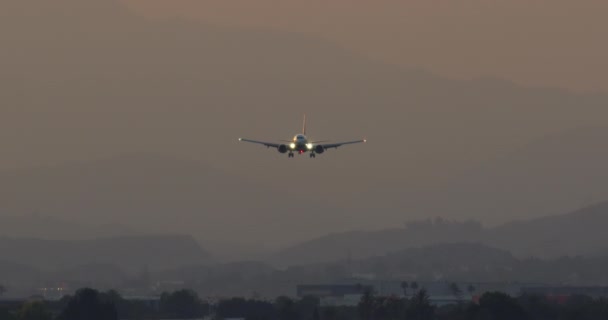 Het Vliegtuig Met Zijn Landingslichten Nadering Schemering Tegen Achtergrond Van — Stockvideo