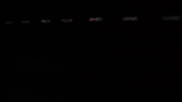 Kara Panjurlar Çeşitli Evlerin Terakotta Döşeli Çatılarının Açılışını Yapmak Için — Stok video