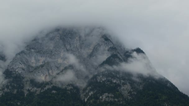 Una Montagna Con Texture Rocciose Grigie Parzialmente Nascoste Spesse Nuvole — Video Stock