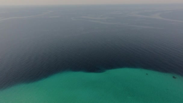 Drone Rör Sig Över Gradienten Turkosa Vatten Övergång Till Mörkare — Stockvideo
