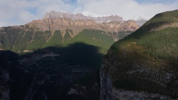 Drone Video Natočené Nad Roklí Baskicku Zasněženými Horami Nahoře Lesy — Stock video
